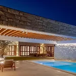 Benedicta A Luxury With A Pool, Area, And Complete Privacy Dugopolje