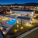 Benedicta A Luxury With A Pool, Area, And Complete Privacy * Dugopolje