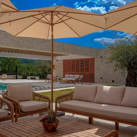 Villa Benedicta A Luxury With A Pool, Area, And Complete Privacy Dugopolje