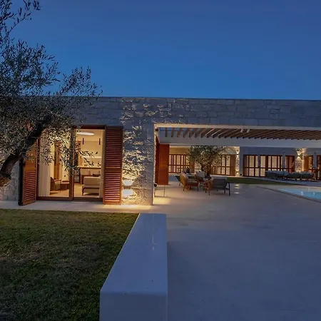 Benedicta A Luxury With A Pool, Area, And Complete Privacy Villa