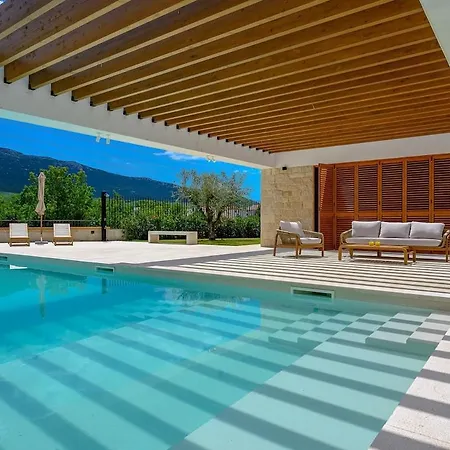 Benedicta A Luxury With A Pool, Area, And Complete Privacy *