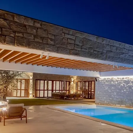Benedicta A Luxury With A Pool, Area, And Complete Privacy Dugopolje