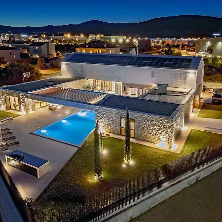 Benedicta A Luxury With A Pool, Area, And Complete Privacy * Dugopolje