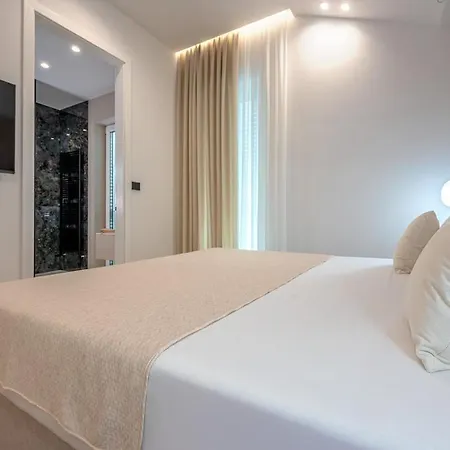 Benedicta A Luxury With A Pool, Area, And Complete Privacy * Dugopolje