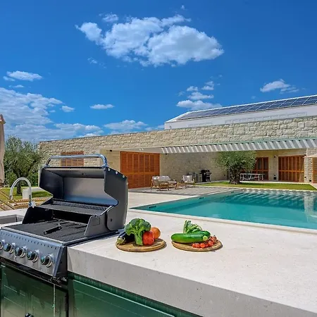 Benedicta A Luxury With A Pool, Area, And Complete Privacy Villa *