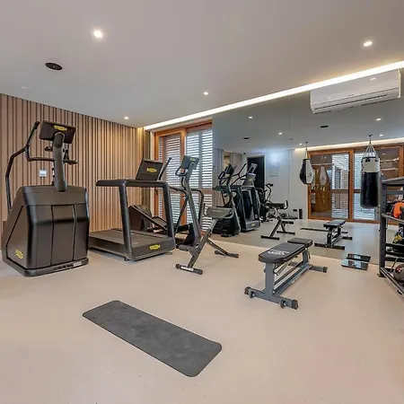 Benedicta A Luxury With A Pool, Area, And Complete Privacy Villa Dugopolje