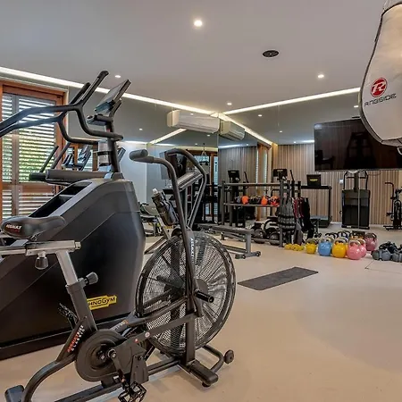 Villa Benedicta A Luxury With A Pool, Area, And Complete Privacy Dugopolje
