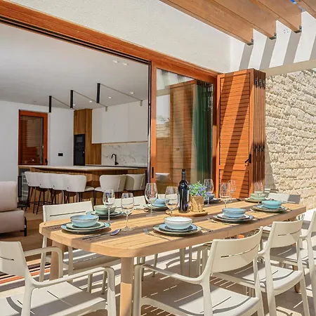 Benedicta A Luxury With A Pool, Area, And Complete Privacy * Dugopolje