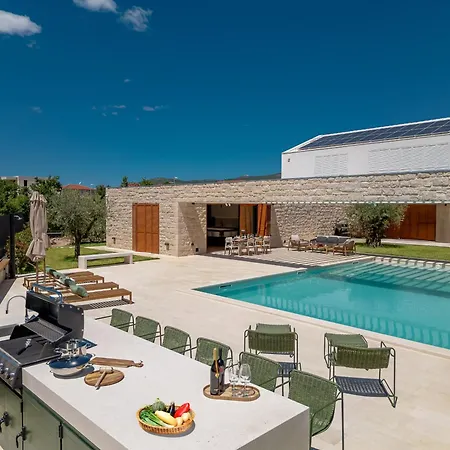Benedicta A Luxury With A Pool, Area, And Complete Privacy *