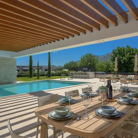 Willa Benedicta A Luxury With A Pool, Area, And Complete Privacy