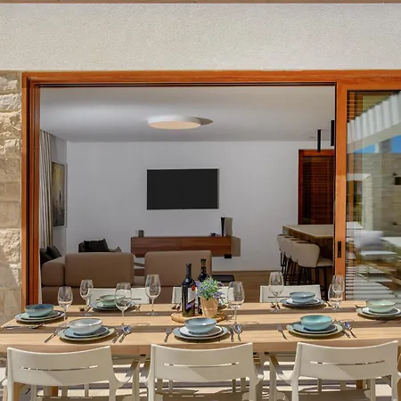 Benedicta A Luxury With A Pool, Area, And Complete Privacy