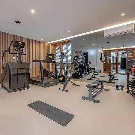 Villa Benedicta A Luxury With A Pool, Area, And Complete Privacy Dugopolje
