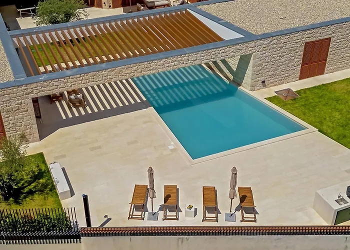 Benedicta A Luxury With A Pool, Area, And Complete Privacy * Dugopolje