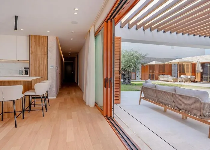 Benedicta A Luxury With A Pool, Area, And Complete Privacy