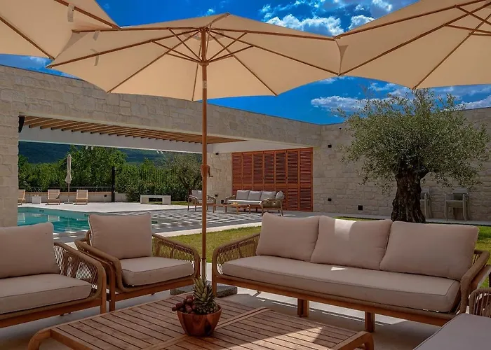 Willa Benedicta A Luxury With A Pool, Area, And Complete Privacy Dugopolje