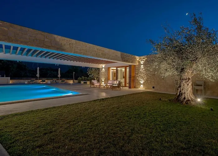Benedicta A Luxury With A Pool, Area, And Complete Privacy * Dugopolje