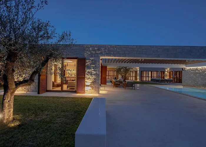 Benedicta A Luxury With A Pool, Area, And Complete Privacy Willa