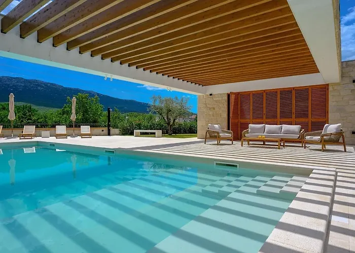 Benedicta A Luxury With A Pool, Area, And Complete Privacy *