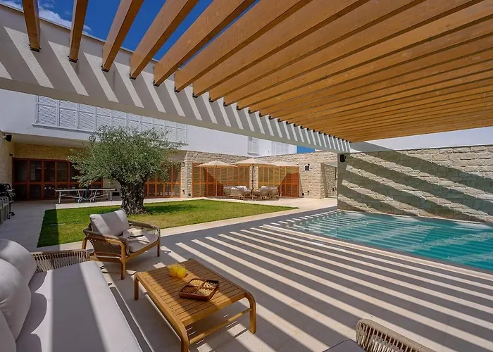 Benedicta A Luxury With A Pool, Area, And Complete Privacy Dugopolje