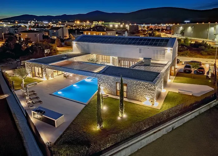 Benedicta A Luxury With A Pool, Area, And Complete Privacy * Dugopolje