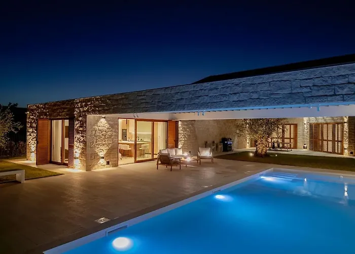 Willa Benedicta A Luxury With A Pool, Area, And Complete Privacy Dugopolje