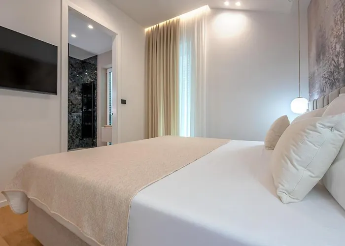 Benedicta A Luxury With A Pool, Area, And Complete Privacy * Dugopolje