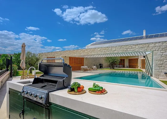 Benedicta A Luxury With A Pool, Area, And Complete Privacy Willa *