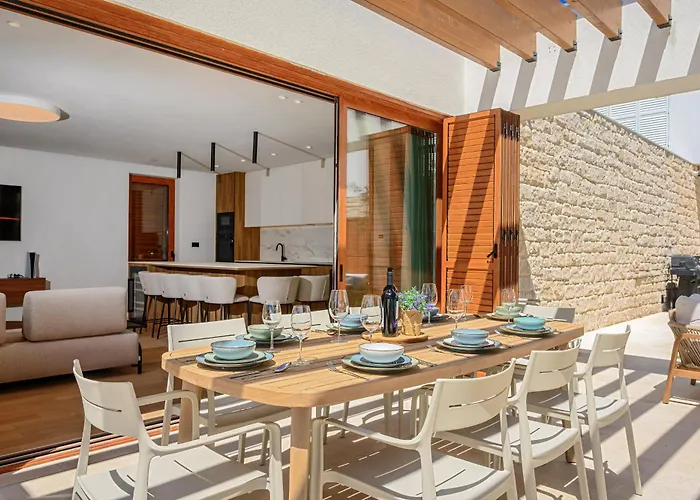 Benedicta A Luxury With A Pool, Area, And Complete Privacy * Dugopolje