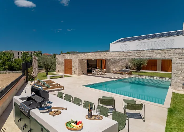 Benedicta A Luxury With A Pool, Area, And Complete Privacy *