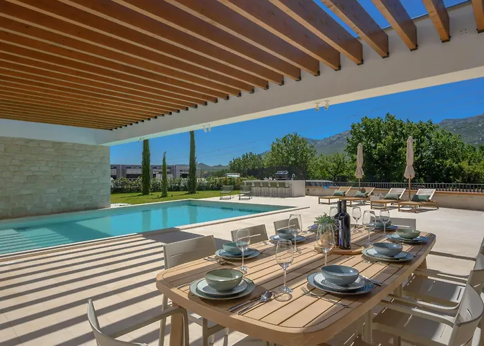Willa Benedicta A Luxury With A Pool, Area, And Complete Privacy